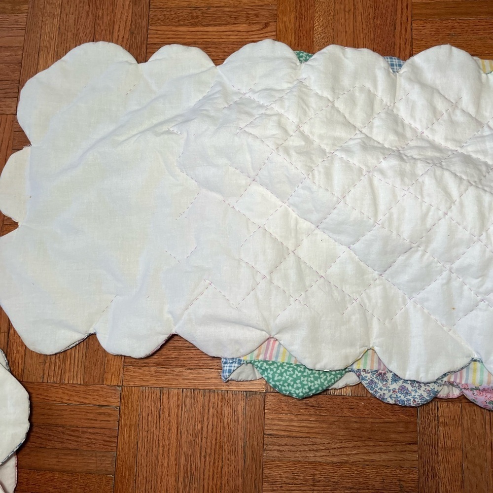 Vintage Easter Basket Scalloped Quilted Cloth Placemats and table Runner - Picture 15 of 15